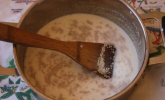 Hoe shanga met aardappelen in de oven bakken? Bereid het deeg voor: meng warme melk, water, kristalsuiker en gist in een diep bord.