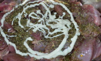 Cum să gătești cartofii cu carne în oale la cuptor? Clătiți carnea de porc pentru copt cu apă rece și uscați carnea cu un șervețel. Apoi tăiați-l în bucăți medii și puneți-l într-un bol pentru marinare. Presărați carnea cu condimente uscate (hamei-suneli și busuioc). Intr-o cana, amestecati sosul de soia cu maioneza, piper negru si sare, tinand cont de salinitatea sosului de soia. Turnați acest amestec peste carne, amestecați bine și lăsați la marinat câteva ore. Puteți marina carnea peste noapte.