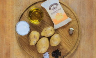 Un gratinat de patates clàssic fet de patates al forn és molt fàcil de preparar. Prepareu els ingredients per gratinar. Rentar i pelar les patates.