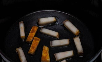 Gulasul clasic maghiar este foarte usor de preparat. Untura maghiară se deosebește de orice altă untură prin faptul că este unsă cu boia roșie. Gulasul se prepară nu în ulei vegetal, ci în grăsime topită. Tăiați untura în bucăți mici și puneți-o într-o cratiță preîncălzită, uscată, cu fund gros sau o tigaie cu părțile înalte. Gulasul clasic maghiar este foarte usor de preparat. Untura maghiară se deosebește de orice altă untură prin faptul că este unsă cu boia roșie. Gulasul se prepară nu în ulei vegetal, ci în grăsime topită. Tăiați untura în bucăți mici și puneți-o într-o cratiță preîncălzită, uscată, cu fund gros sau o tigaie cu părțile înalte.