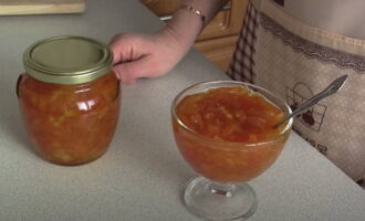 Nadat de jam voor de derde keer heeft gekookt, haal je hem van het vuur en plaats je hem in droge, voorgesteriliseerde potten. Dek af met droge, steriele deksels en laat volledig afkoelen. Op een donkere, droge plaats bewaren. 
