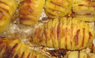 Transferiu les patates d'acordió rosades acabades a un plat i serviu-les calentes. Espolseu herbes per sobre al gust.