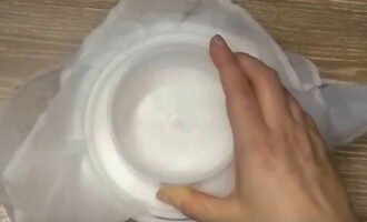 Lọc khối sữa đông bằng rây. Dùng vải lavsan đậy kín đáy khuôn để ép khối rồi đặt các hạt sữa đông lên trên. Đậy nó bằng một miếng vải và một cái nắp. Đặt một thùng nặng lên trên nắp. Để hỗn hợp trong nửa giờ.