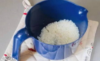 Was de rijst grondig in 3-4 wateren.