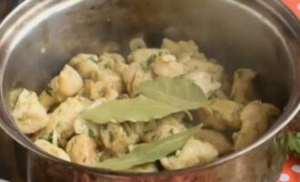 Prăjiți fileul în uleiul rămas până devine auriu și adăugați-l în tigaie după legume. Acolo punem și frunze de dafin.