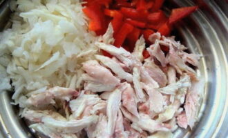 ในชามสลัด ผสมหัวไชเท้า พริกหยวก และไก่เข้าด้วยกัน ในชามสลัด ผสมหัวไชเท้า พริกหยวก และไก่เข้าด้วยกัน