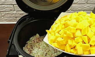 Schil de aardappelen en snijd ze in middelgrote blokjes – doe ze ook in een kom en voeg zout toe.