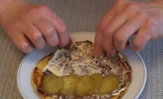 Alisin ang rosy brizol mula sa apoy, balutin ito ng mayonesa at ilatag ang tinadtad na pipino sa isang gilid at takpan ang isa pang kalahati.
