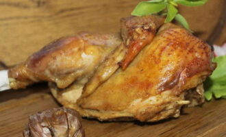 ไก่ฉ่ำและเป็นสีดอกกุหลาบพร้อมแล้ว แบ่งเป็นชิ้นๆ แล้วเสิร์ฟ!