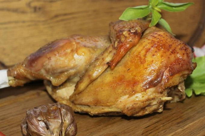 ไก่ในแขนเสื้อในเตาอบ