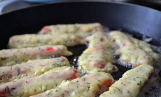 Fregiu els bastonets en oli vegetal fins que estiguin daurats.