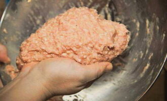 Vi tar kycklingkött i små portioner och slår det: kasta det kraftfullt på bordet eller i en skål. Det här steget bör inte hoppa över, det är nödvändigt att se till att kotletterna blir fluffiga och välsmakande.