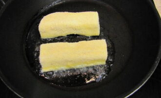 Värm vegetabilisk olja i en stekpanna och tillsätt ost, stek tills den är gyllenbrun på botten.