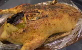 Traieu l'ànec acabat del forn i deixeu-lo refredar una mica abans de servir, cobrint amb paper d'alumini.