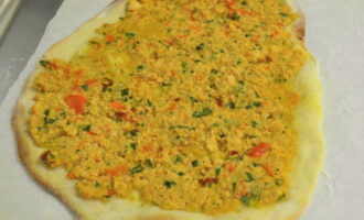 Preescalfeu el forn a 230 C i coure el lahmajun durant 6-7 minuts. Espolvorear la pizza turca acabada amb suc de llimona i servir calenta com a aperitiu. Bona gana!