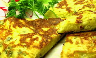 Giet plantaardige olie in de koekenpan. Nadat je het op het fornuis hebt verwarmd, bak je de khachapuri: je kunt het als een heel plat brood bakken of er meerdere kleinere platte broden van maken. We verwerken de werkstukken aan beide kanten, brengen ze vervolgens over naar een schaal en serveren ze warm.