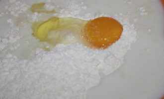 Cum să gătești rapid pizza în cuptorul cu microunde? Cerneți făina într-un bol, turnați laptele, adăugați oul și sarea. 