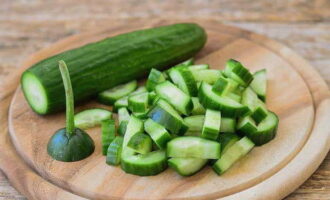 Com preparar una deliciosa amanida amb musclos? Rentar els cogombres i tallar-los en barres petites o daus.