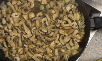 Com cuinar la clàssica sopa de crema de xampinyó? Rentar els bolets, pelar i tallar a rodanxes. Traieu la pell de la ceba i talleu-la a daus. Poseu la paella al foc a foc mitjà, aboqueu-hi l'oli vegetal i hi poseu les cebes i els bolets. Fregiu els ingredients durant 7-10 minuts fins que estiguin cuits, afegiu-hi sal i salpebreu al gust.