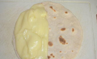 Col·loqueu el pa acabat sobre una superfície plana, repartiu el puré per una meitat i cobriu el farcit amb l'altra. Col·loqueu el pa acabat sobre una superfície plana, repartiu el puré per una meitat i cobriu el farcit amb l'altra.