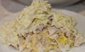 Inilalagay namin ang salad sa refrigerator at hayaan itong magbabad, pagkatapos ay maaari itong hatiin sa mga bahagi at ihain!