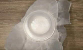 Chúng tôi lặp lại quy trình và để khối lượng chịu áp lực trong một giờ. Sau đó, bước này phải được lặp lại một lần nữa và để yên hỗn hợp trong vài giờ. Xin lưu ý rằng thùng chứa bạn sử dụng làm máy ép phải nặng hơn khối sữa đông, lúc đầu là 2 lần, sau đó là 3 lần và ở giai đoạn cuối - 4 lần. Ở giai đoạn thứ tư, chúng tôi đặt một máy ép nặng 4 kg lên nắp và để phôi trong một ngày.