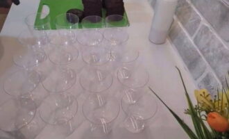 Chúng tôi đặt các cốc nhựa đựng món tráng miệng cạnh nhau trên bàn để thuận tiện tối đa và tốc độ thực hiện. Nếu không có hộp nhựa có thể thay thế bằng ly thủy tinh hoặc ly thủy tinh.