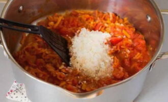 Doe de gewassen rijst in de pan met de groenten, meng en kook 5 minuten met gesloten deksel.