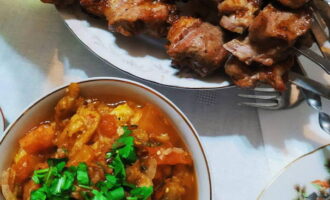 Îl servim la masă ca o completare la grătar sau carne. Poftă bună!