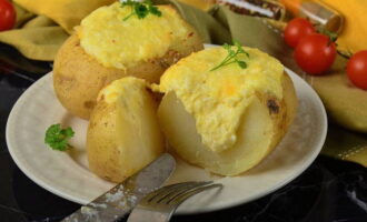 Verlaag de temperatuur naar 180 graden en vul de aardappelen met de vulling. Zet de bakplaat met de schaal 5-7 minuten in de oven. Haal de afgekoelde aardappelen uit de folie en leg ze op borden.