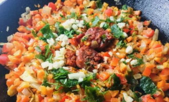 Suplimentam legumele cu patrunjel tocat, usturoi si pasta de rosii.