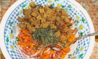 Kinukumpleto namin ang ulam na may mga crackers at tinadtad na dill.