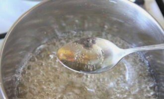 Bumalik kami sa sugar syrup at suriin ang pagiging handa nito.