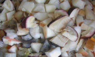 Hoe champignontaarten in de oven bakken? We sorteren de champignons voor de vulling, schillen ze, spoelen ze af met koud water en snijden ze in kleine stukjes.