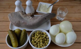 Hoe rundvleestongsalade bereiden? We spoelen goed af en koken de tong, en brengen hem gedurende 1 uur op laag vuur in kokend water. Voeg vervolgens zout en kruiden toe aan de bouillon die je gebruikt om vlees te koken. Kook de tong nog 1 uur. Als de tong groot is (meer dan 1 kg), verhoog dan de kooktijd tot 3 uur. Verwijder de dikke schil van de gekookte tong en snijd de benodigde hoeveelheid tong af voor de salade.Ook de overige ingrediënten bereiden wij in de in het recept aangegeven hoeveelheden.