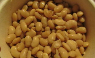 Ang mga beans sa tomato sauce ay napakadaling ihanda. Hugasan ang pinatuyong beans sa ilalim ng tubig na tumatakbo at ibabad ng ilang oras, o mas mabuti pa, magdamag. Pagkatapos ay lutuin ang beans nang walang pagdaragdag ng asin.
