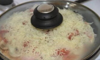 Tanqueu la peça amb una tapa i deixeu-ho coure a foc lent durant 10 minuts.