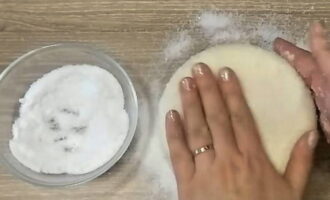 Sau 24 giờ, lấy phần đầu của phô mai ra và rắc muối kỹ lên các mặt. Bọc phô mai trong vải và cho lại vào khuôn. Để trong một ngày ở nhiệt độ phòng. 