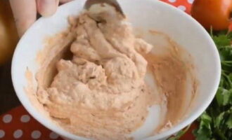 În acest moment, într-un castron separat, combinați făina, pasta de roșii și smântâna - amestecați până se omogenizează. Adăugați sosul rezultat în tigaie împreună cu ienibaharul după 20 de minute de fierbere, amestecați. 