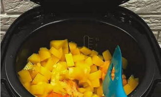 Meng na een half uur de inhoud van de kom zodat de kip en aardappelen van plaats wisselen, d.w.z. aardappelen op de bodem en vlees bovenop. We verlengen het programma met 15 minuten.