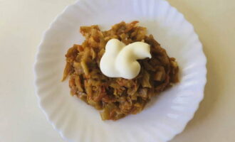 Dividiu les verdures preparades en porcions. Es pot servir amb crema agra al gust.