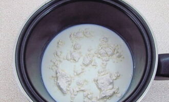 Laten we beginnen met het bereiden van de saus.Verwarm de melk in een pan en voeg de bloem en het zout toe.