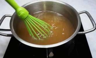 Giet ongeveer 200 gram bouillon in een glas, voeg gelatine toe, meng goed en laat 30 minuten staan ​​tot het opzwelt. Zet de pan met de overgebleven bouillon op het vuur, giet er wat gelatine bij, meng goed met een garde en verwarm alles tot 60°C, zonder het aan de kook te brengen.