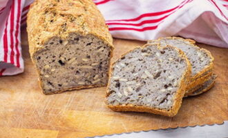 Heerlijk en gezond groen boekweitbrood is klaar. Probeer het!