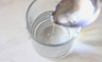 Upang gawin ito, kumuha ng isang maliit na halaga ng workpiece na may isang kutsara at ibaba ito sa isang baso ng malamig na tubig.