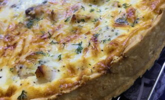 Coacem aproximativ 30-40 de minute la 180 de grade. Quiche apetisant cu pui și ciuperci este gata.