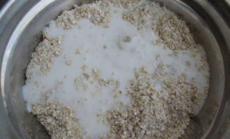 Les creps de civada són molt fàcils de fer. Tritureu la civada amb una batedora. Col·loqueu el producte en un bol profund, aboqueu-hi el kefir i deixeu-ho durant 15 minuts.