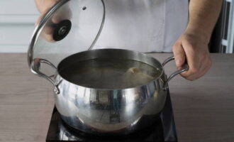 Hur lagar man en enkel och god köttsoppa? Låt oss först förbereda buljongen. Koka nötköttet, tidigare skuret i flera bitar. Koka i 1,5 timmar.