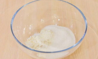 Làm thế nào để chế biến món clafoutis cổ điển với quả anh đào theo công thức của Pháp? Đổ bột mì đã rây, đường thường và đường vani vào tô.