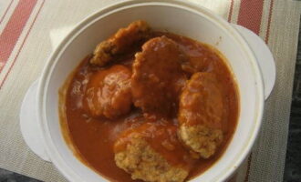 Laat de schnitzels vervolgens ongeveer 20 minuten in tomatenpuree op laag vuur sudderen.